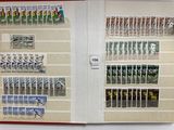 un livre avec un tas de timbres dessus