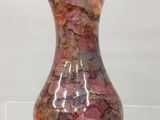 un vase en verre posé sur une table