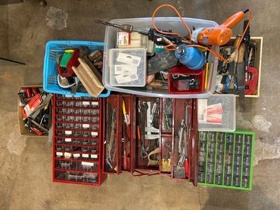 tout un tas d'objets divers dans un bac posé par terre