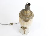 une lampe posée sur une table