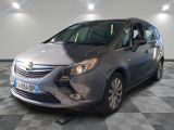 la photo d'une voiture argentée garée dans un garage