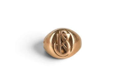 gros plan d'une bague en or sur fond blanc