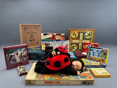 une peluche posée sur un livre