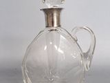 une bouteille en verre transparent avec un bouchon argenté