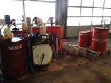une pièce dans laquelle se trouvent plusieurs tonneaux rouges et une machine