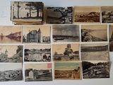 de nombreuses vieilles photos accrochées au mur de cette pièce
