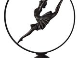 une statue représentant une ballerine, placée au centre d'un cercle sur lequel se trouve une autre ballerine