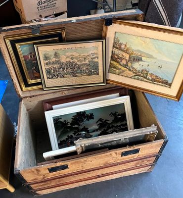 trois photos dans une boîte en bois posée sur une table