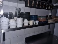 Lot de vaisselle, consommables, batterie de cuisine et bacs …