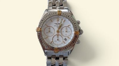 gros plan d'une montre sur une surface blanche