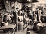 photographie en noir et blanc d'un groupe de personnes travaillant dans une usine