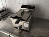 une photo d'une friteuse professionnelle posée sur un plan de travail