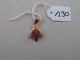 une photo d'un pendentif rose et doré avec une étiquette de prix