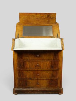 une vieille commode en bois surmontée d'un miroir