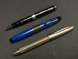 Trois types de stylos différents sont alignés sur une table