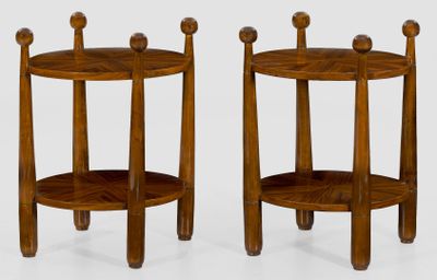 paire de tables d'appoint en bois aux pieds tournés, sur fond blanc