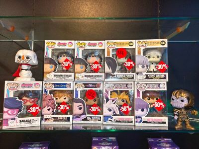un lot de figurines pop vinyl exposées dans une vitrine