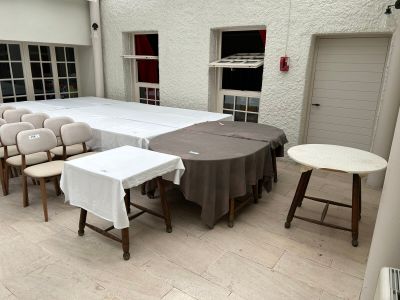 de nombreuses tables et chaises dans une pièce où se trouvent déjà une table et des chaises