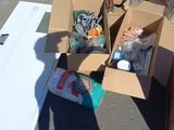 une boîte en carton remplie d'objets, posée par terre