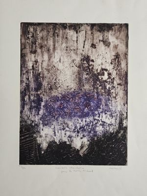 une image représentant un tableau noir et violet accroché à un mur blanc