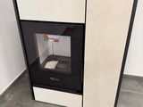 une cuisinière avec une plaque de cuisson noire et blanche