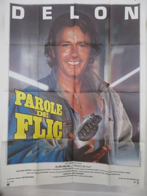 affiche représentant un homme tenant un téléphone portable devant une fenêtre