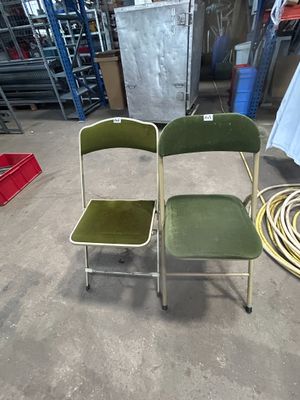 deux chaises vertes placées l'une à côté de l'autre dans un entrepôt