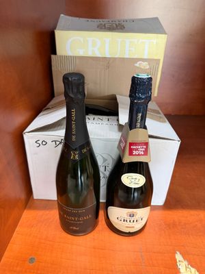 deux bouteilles de vin posées sur une table, à côté d'une boîte