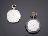 une photo montrant deux montres posées l'une à côté de l'autre sur une table