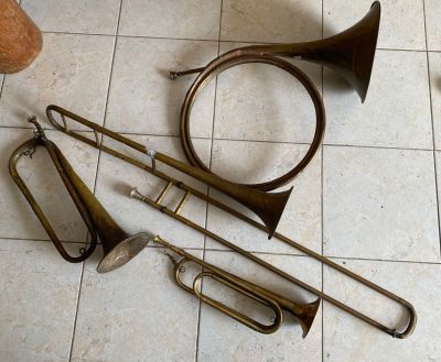 180 / Q1 / Ensemble comprenant une trompe de chasse, u… - Photo 1