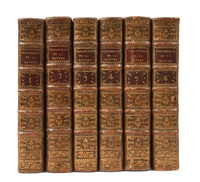 un ensemble de cinq vieux livres superposés