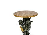 une image représentant une table sur laquelle se trouve une statue