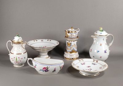tout un assortiment de vaisselle sur la table