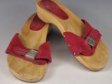 une paire de sandales en bois avec des lanières rouges et des boucles