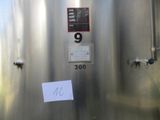 une photo d'une cuve en acier inoxydable sur laquelle est accrochée une étiquette de prix