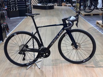 un vélo posé sur un support dans un magasin