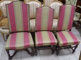 several chairs are lined up in a row on a tile floor
