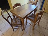 une table et des chaises dans une pièce carrelée