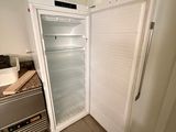un réfrigérateur vide dans un coin de la cuisine