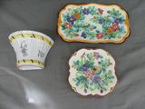 trois assiettes et une tasse posées sur une table