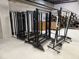 une pièce où se trouvent plusieurs racks d'équipements