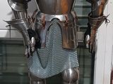 une statue représentant un chevalier en armure
