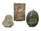 trois œuvres d'art exposées les unes à côté des autres