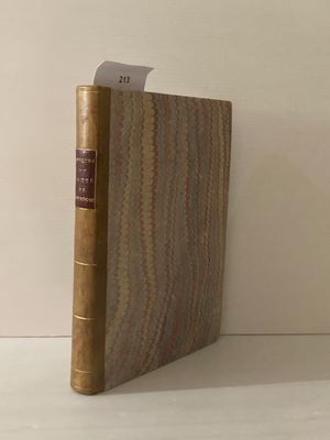 un livre posé sur une table, d'où dépasse un bout de papier