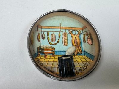 une photo d'une photo d'une cuisine où de la viande est suspendue au plafond