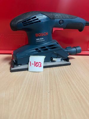 une ponceuse orbitale Bosch posée sur une table, avec son étiquette de prix