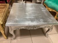 Table basse carrée en bois argenté.