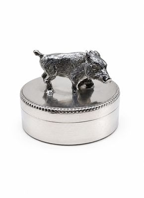 une image représentant une assiette en argent sur laquelle figure un cochon