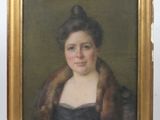 un tableau représentant une femme en manteau de fourrure est présenté dans un cadre doré