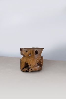 un petit morceau de bois posé sur une table
